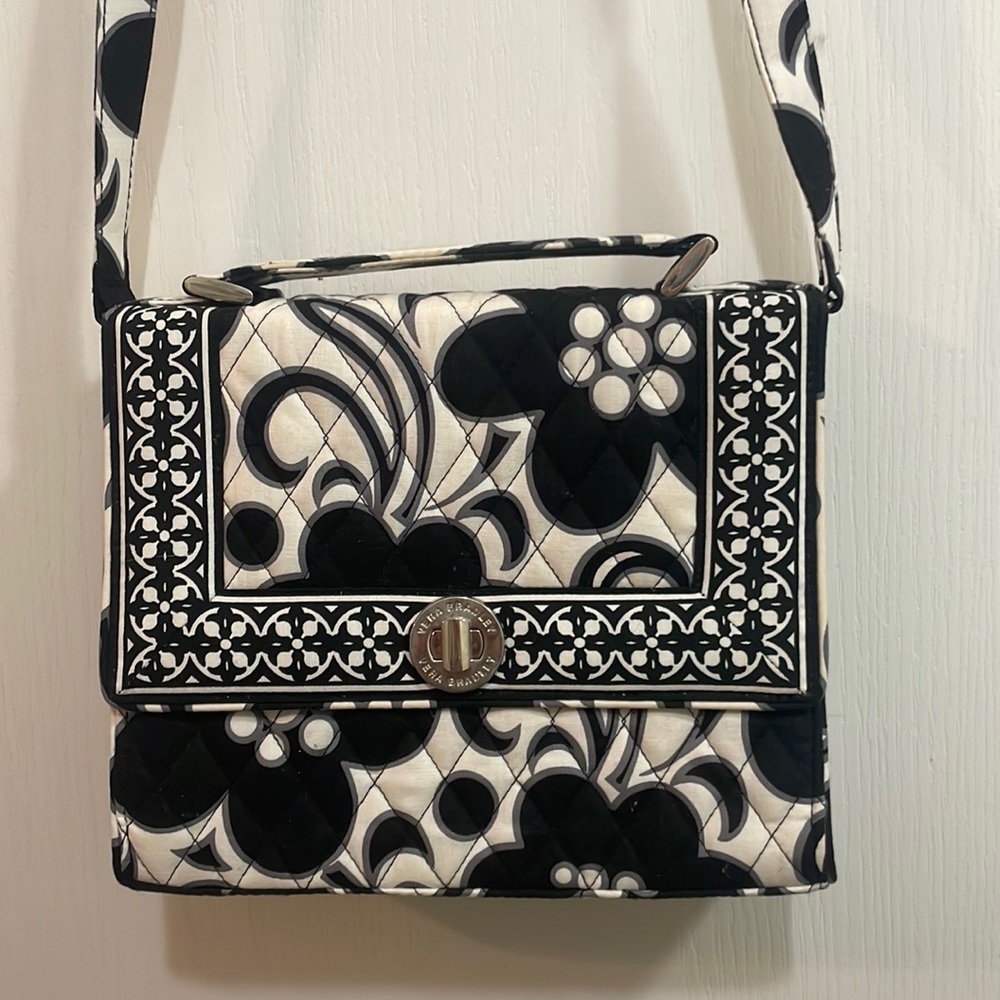 Vera Bradley cross body bag that is in very good shape. It comes with 3 pockets